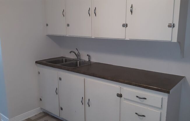 $850 - 1 Bedroom 1 Bath Triplex - Walk to South Dakota School of Mines!