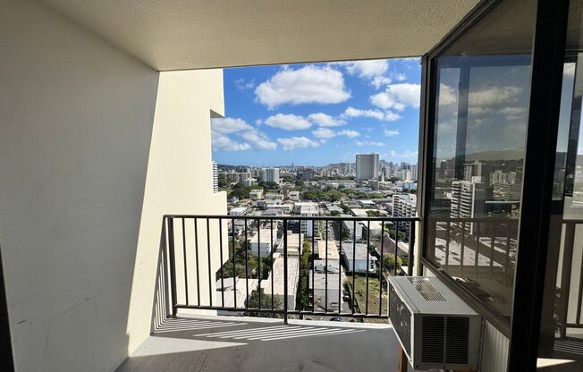 Bright and Breezy 2 bed, 1.5 bath, 1 covered parking top floor condo in Makiki!!
