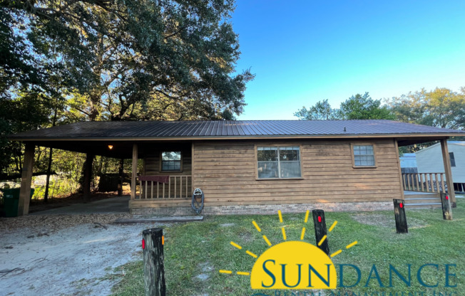 Centrally located 2 Bedroom Cottage in Fort Walton Beach!