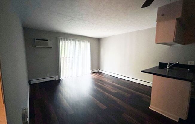 1 bed, 1 bath, 560 sqft, $825, Unit 611-11