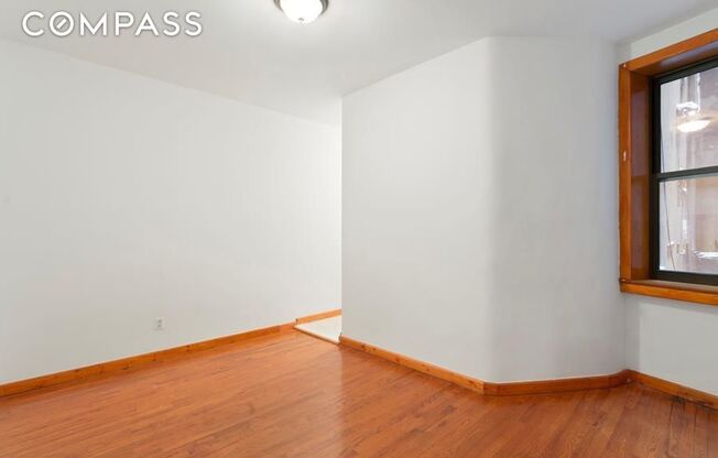 2 beds, 1 bath, $4,400, Unit 1