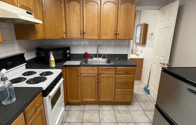 Studio, 1 bath, 400 sqft, $1,050, Unit 2F