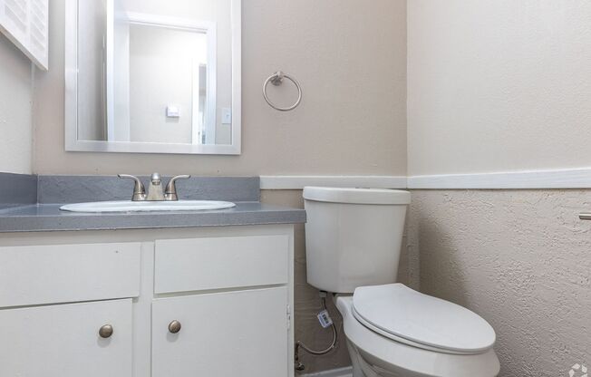 2 beds, 1 bath, 990 sqft, $845, Unit H6