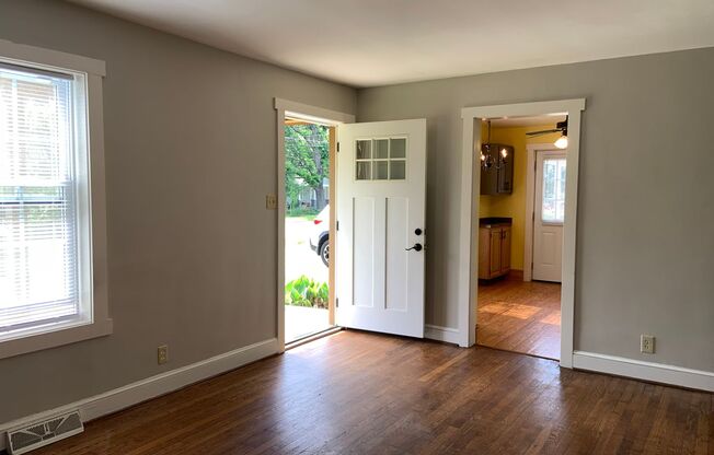 Remodeled 2BR/2BA near UNCG- Lawncare Included!