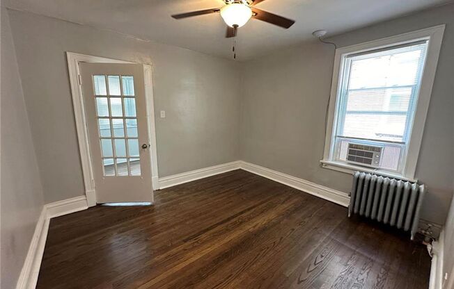 2 beds, 1 bath, 888 sqft, $925, Unit Lindenwood Ave 4950-A