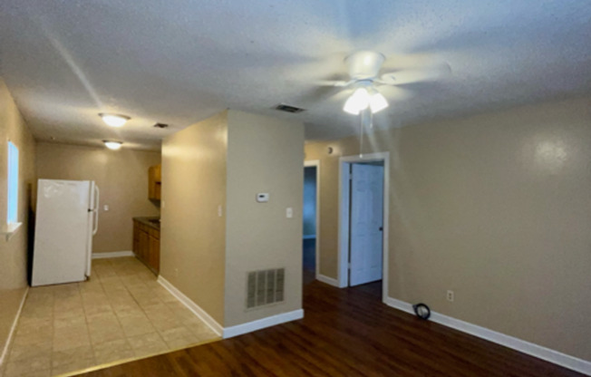 2 beds, 1 bath, 650 sqft, $650, Unit A