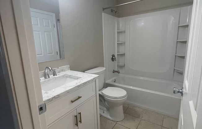 2 beds, 1 bath, 945 sqft, $1,575, Unit 033