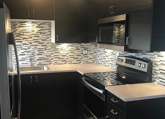 Completely renovated in the heart of Montrose. Spacious 1 bedroom 1 bath condo, upstairs corner unit. Beautiful water proof laminate flooring, plush designer carpet, SS appliances, mosaic tile backsplash, led lighting, updated fixtures & espresso cabinets