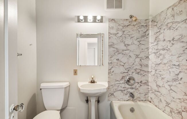 Studio, 1 bath, 425 sqft, $1,595, Unit 420