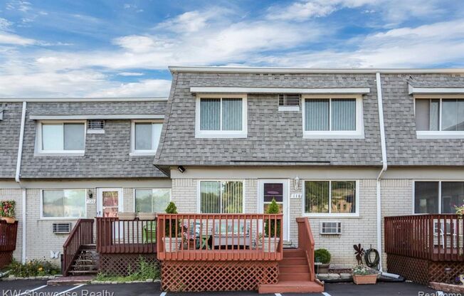 2 Bed townhouse with Gas and water included!