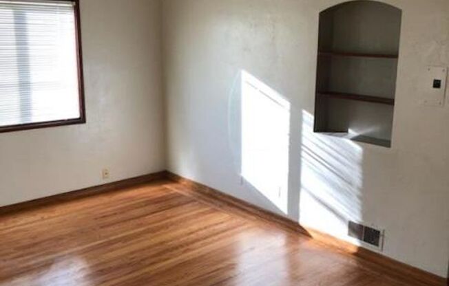 One-bedroom apartment in North Berkeley between Shattuck and Walnut.