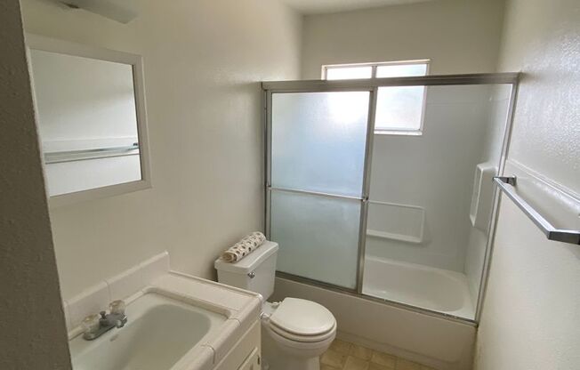 2 beds, 1 bath, $1,250, Unit 518 E. Elm