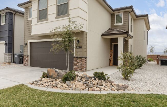 Spacious 4-Bedroom, 2.5-Bathroom Townhome Nestled in the Desert Hollow
