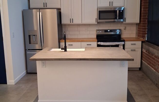 3 beds, 2 baths, 1,050 sqft, $1,895, Unit Apt. 202