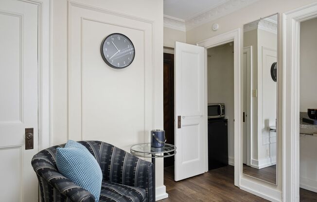 Studio, 1 bath, 300 sqft, $950, Unit 108
