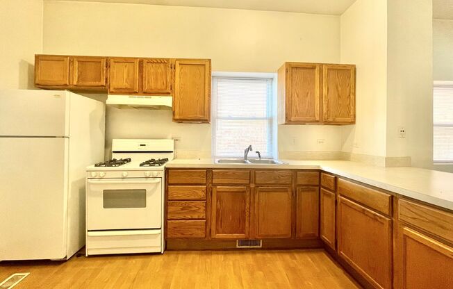 2 beds, 1 bath, 900 sqft, $1,300