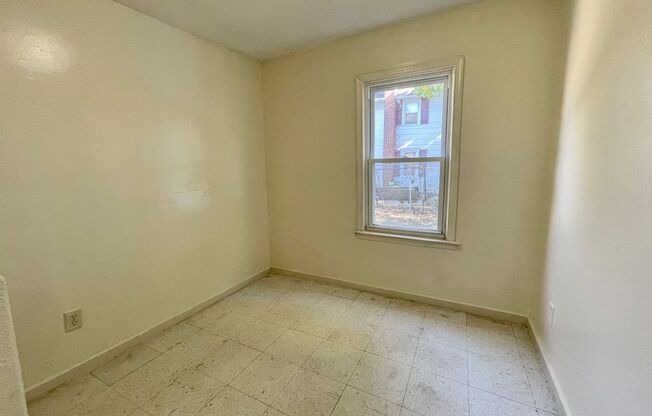 3 beds, 1 bath, $1,300, Unit Apt # 1