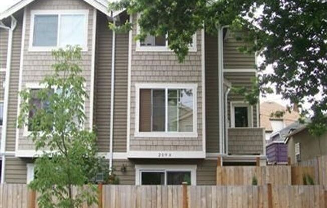 Introducing our stunning 2-bedroom, 2-bathroom townhouse located in the vibrant city of Seattle.