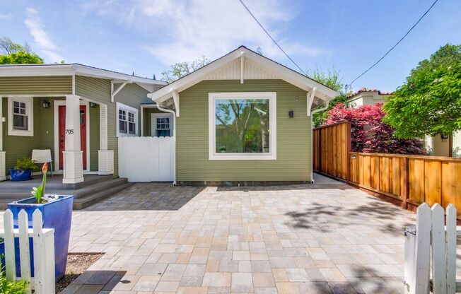 Beautiful 1 Bed 1 Bath Cottage in Highly Desirable Palo Alto Neighborhood!