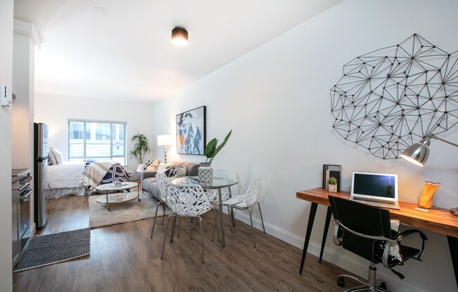 Studio, 1 bath, 305 sqft, $1,195, Unit 110