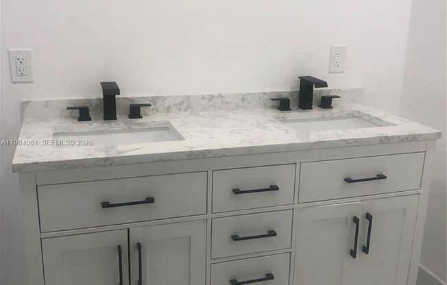 2 beds, 3 baths, $4,700, Unit # 209