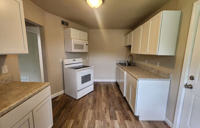 22nd St Duplex - Near Drake University