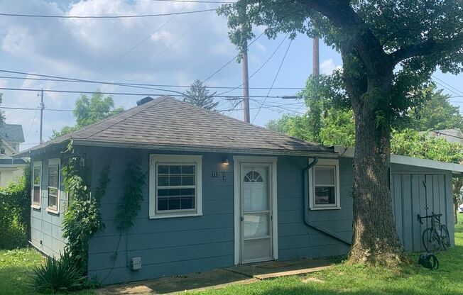 1 bed, 1 bath, $990, Unit 712.5 E. Cottage Grove Ave