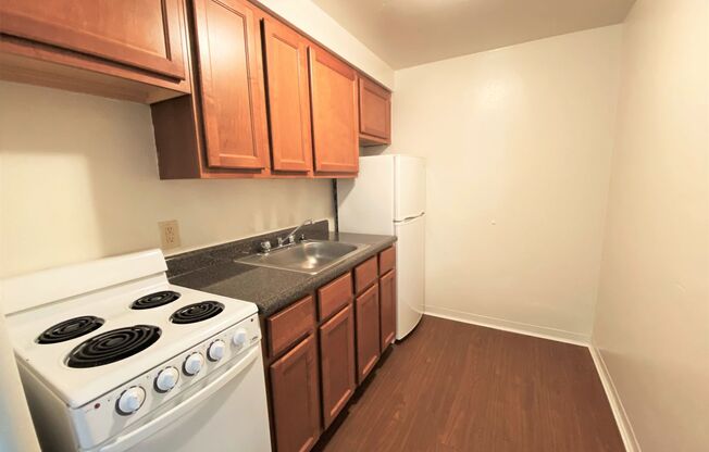Studio, 1 bath, $950, Unit 3