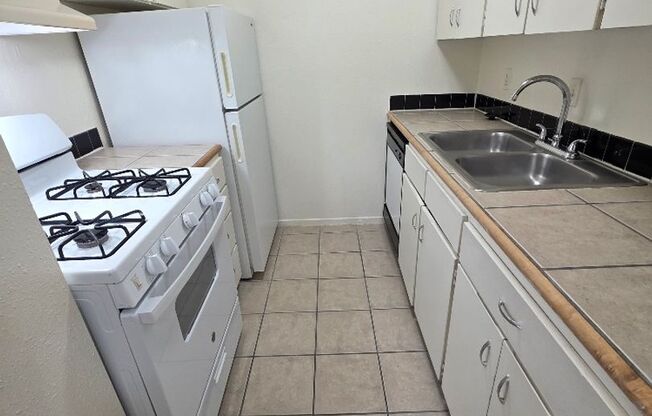 2 beds, 1 bath, 900 sqft, $1,045, Unit ELP2202-251