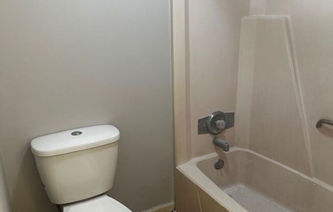 2 beds, 1 bath, $1,350, Unit 50