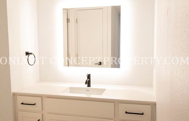 2 beds, 1 bath, 894 sqft, $1,599, Unit 04