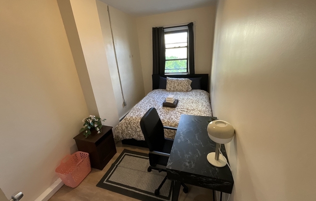 3 beds, 1 bath, 1,100 sqft, $4,700, Unit 3