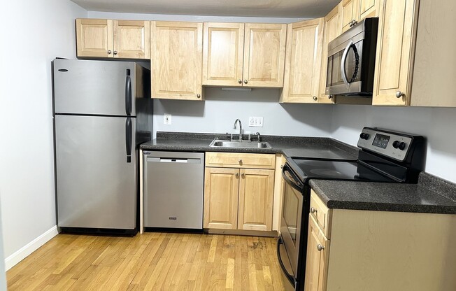 2 beds, 2 baths, 938 sqft, $2,700, Unit 7