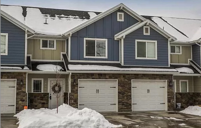 Beautiful 3 bedroom, 2.5 bathroom townhome in Syracuse!