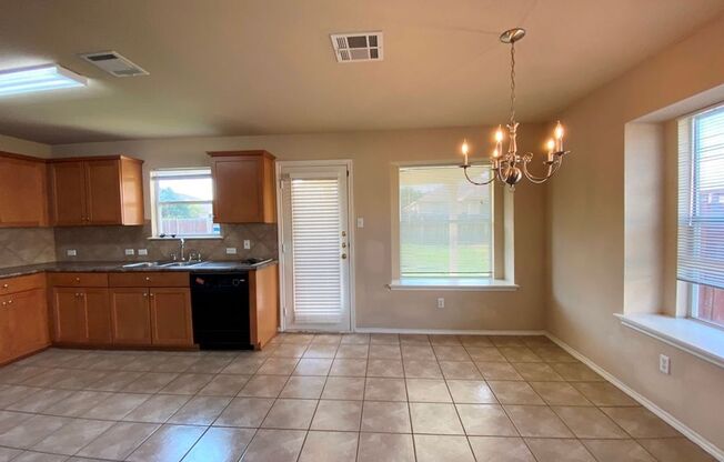3 bedroom home with open floor plan available in Benbrook Ranch!