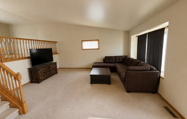 4BR/2ba Tri-Level Home in Private West Side Neighborhood Near Sherman School