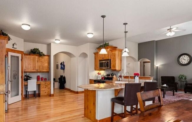 Beautiful 4 bedroom/3 full bath with Large Guest quarters in Vienna Woods