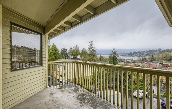 Updated 2 Bed Kirkland Condo at the Ideal Location!