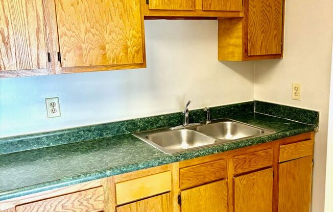 3 beds, 1 bath, 900 sqft, $850, Unit 526-204 Locher Alley