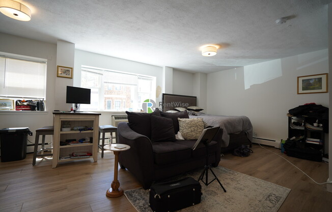 740 E 7 ST 