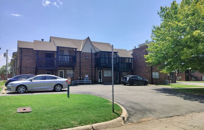 1 bedroom apartment in Edmond, OK with granite countertops and central heat and air next to UCO campus