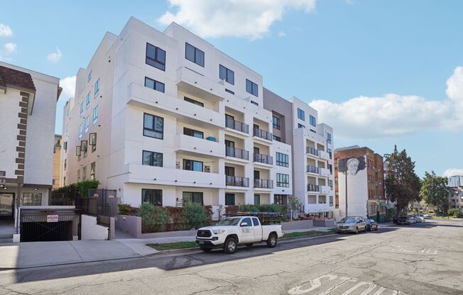 Modern Aesthetic, Amenities and Appliances Available! Take a Tour!