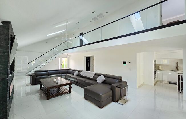 SEASONAL RENTAL - Luxury by the Beach!