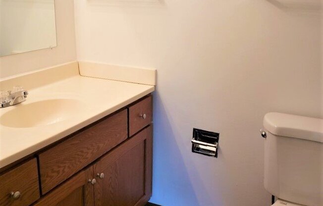 1 bed, 1 bath, 700 sqft, $850, Unit 801 West Crestwood Drive Apt 101