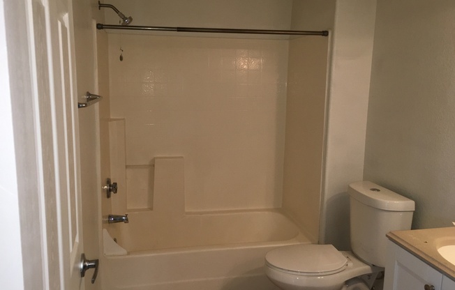 GREAT CONDO NEAR FREEWAY ACCESS!