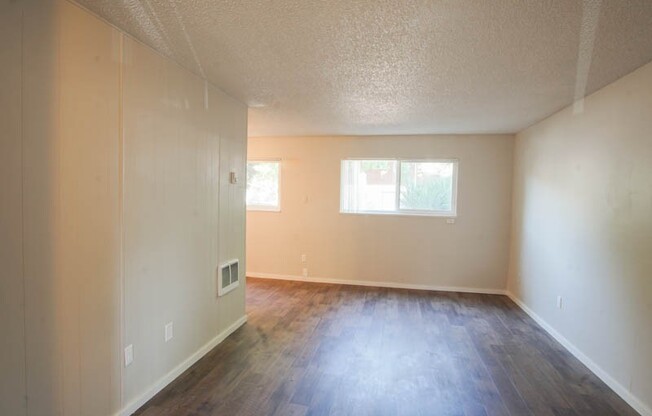 Perfect SE Location: 1st Floor 1-Bed Comes With Parking!