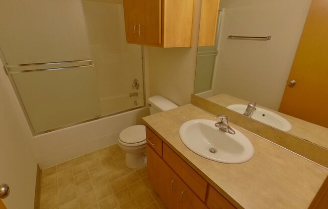 3 beds, 1.5 baths, $2,400, Unit 4