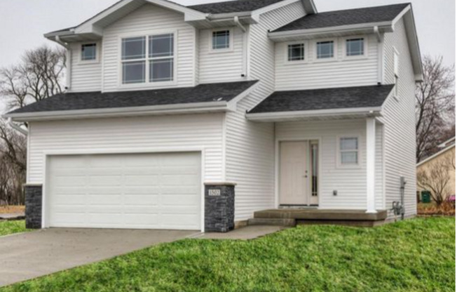 Beautiful 4 Bedroom Home! BRAND NEW CARPET!!