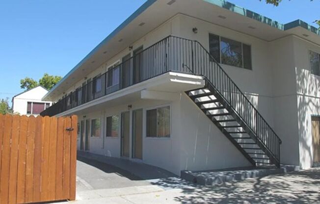 Comfortable one bedroom unit, convenient location to shopping and transportation