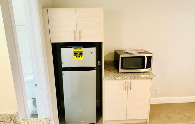 STUDIO AVAILABLE IN THE HEART OF DOWNTOWN LA JOLLA! ONLY $1,700/mo!